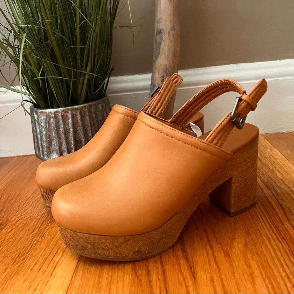 Universal Threads Platform Clog Heels size 8 wide